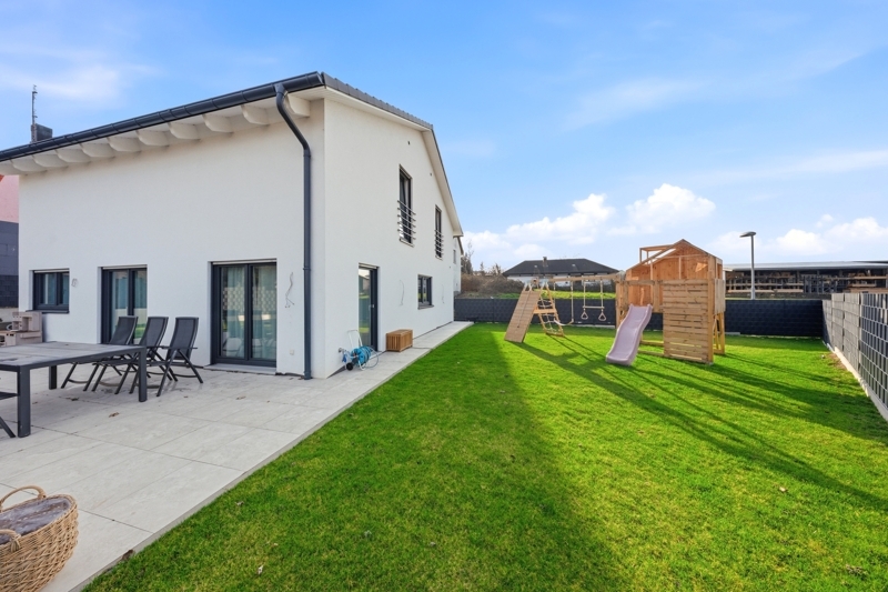 sonniger, blickgeschützter Garten