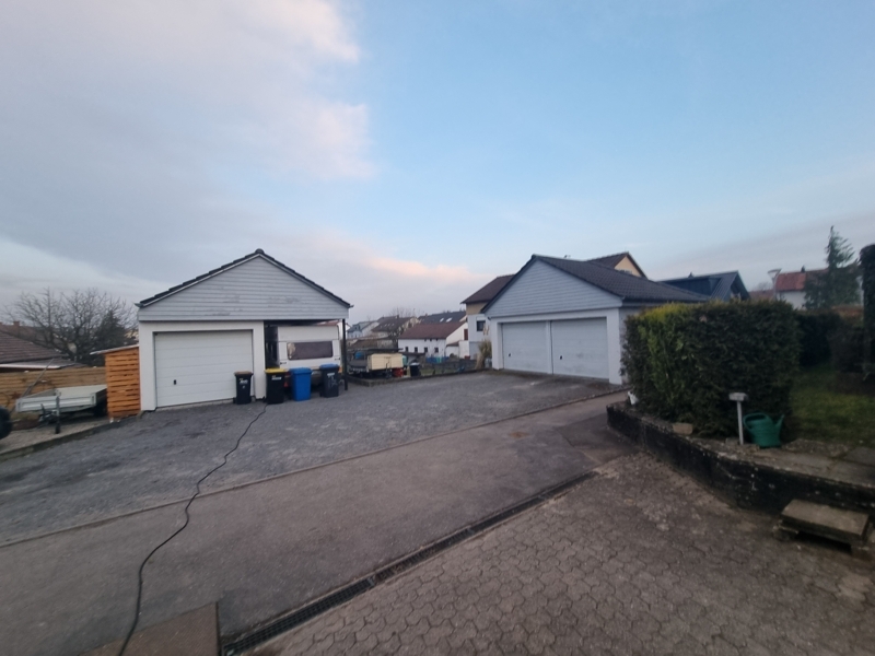 3 Garagen, 1 Carport bereits vorhanden