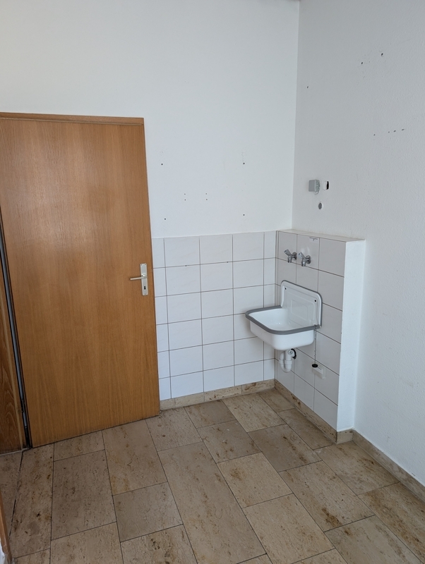 Toilette hinter der Tür