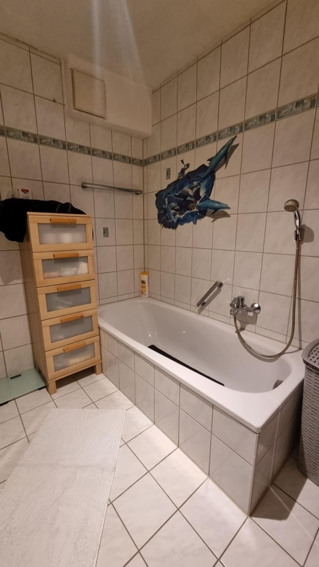 Badezimmer mit Wanne u. Dusche