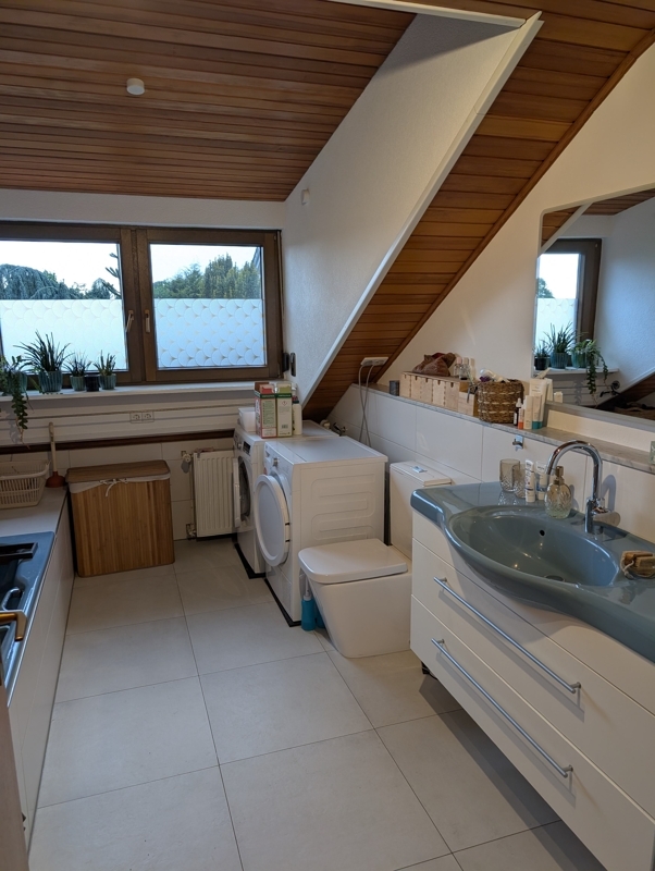 helles Tageslichtbad mit Wanne und Dusche