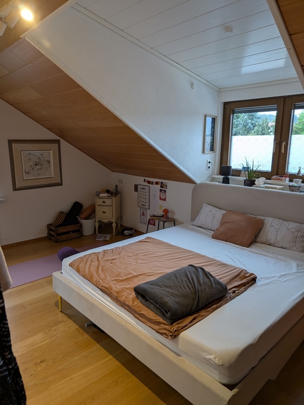 geräumiges Schlafzimmer