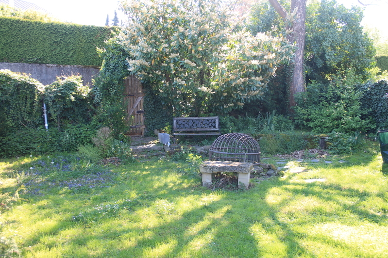 Garten mit Grillstelle