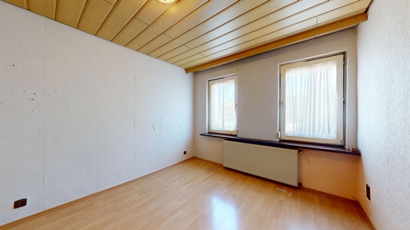 teilrenoviertes Zimmer