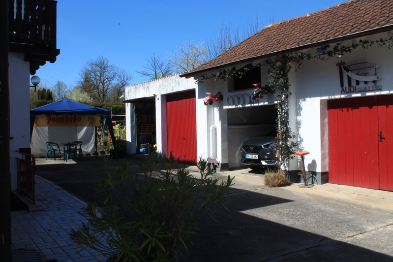 Hof + 4 Garagen