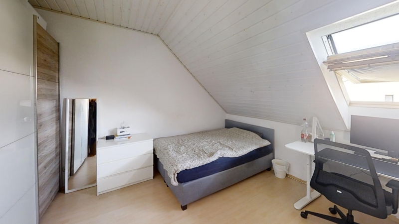 geräumiges Schlafzimmer