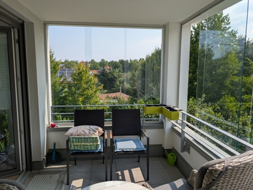 sonniger, windgeschützter Balkon