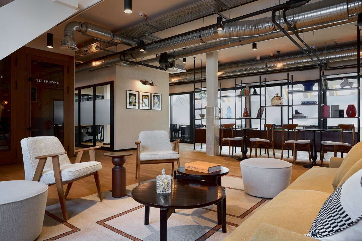 Offener Loungebereich im Loft-Stil