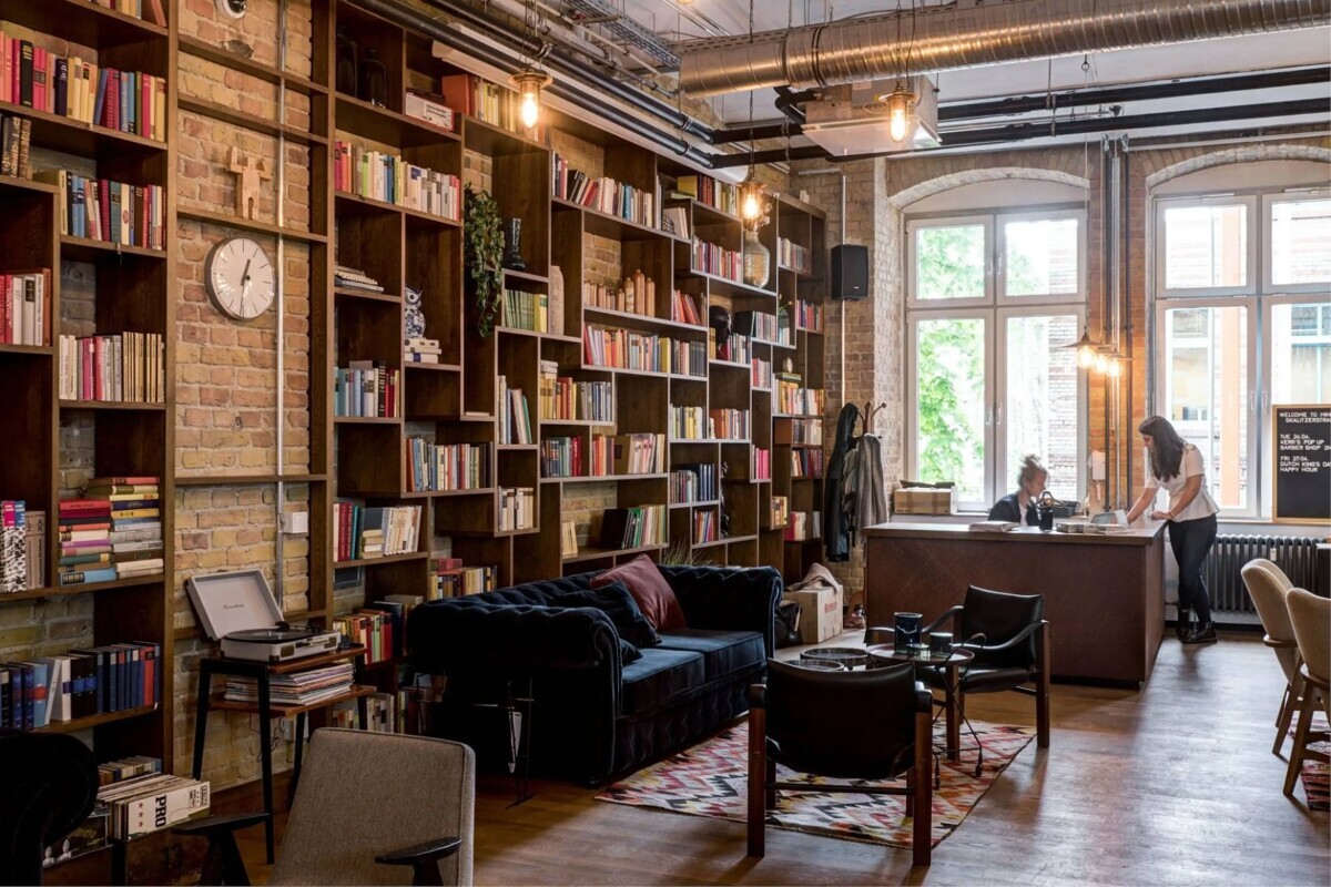 Bibliothek und Loungebereich