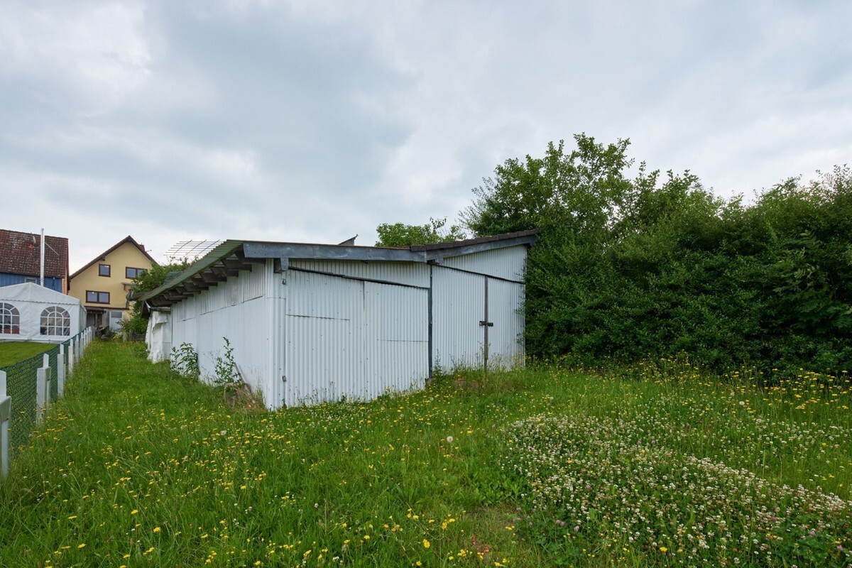 Garten mit Scheunen