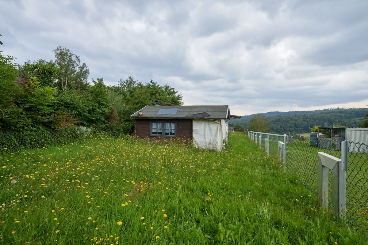 Garten mit Scheunen
