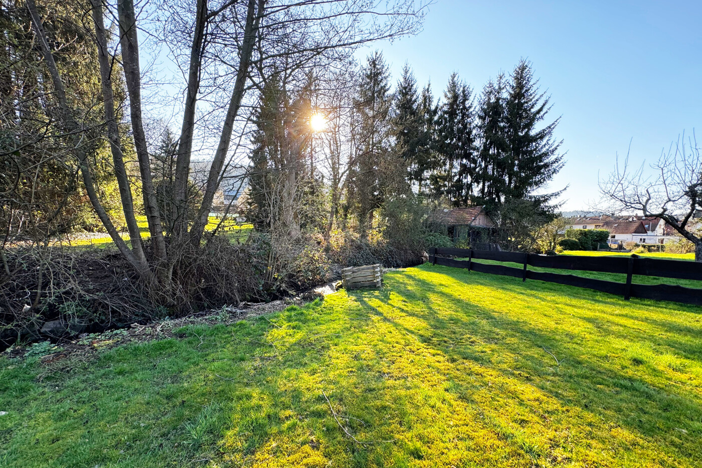 Garten mit Bachlauf