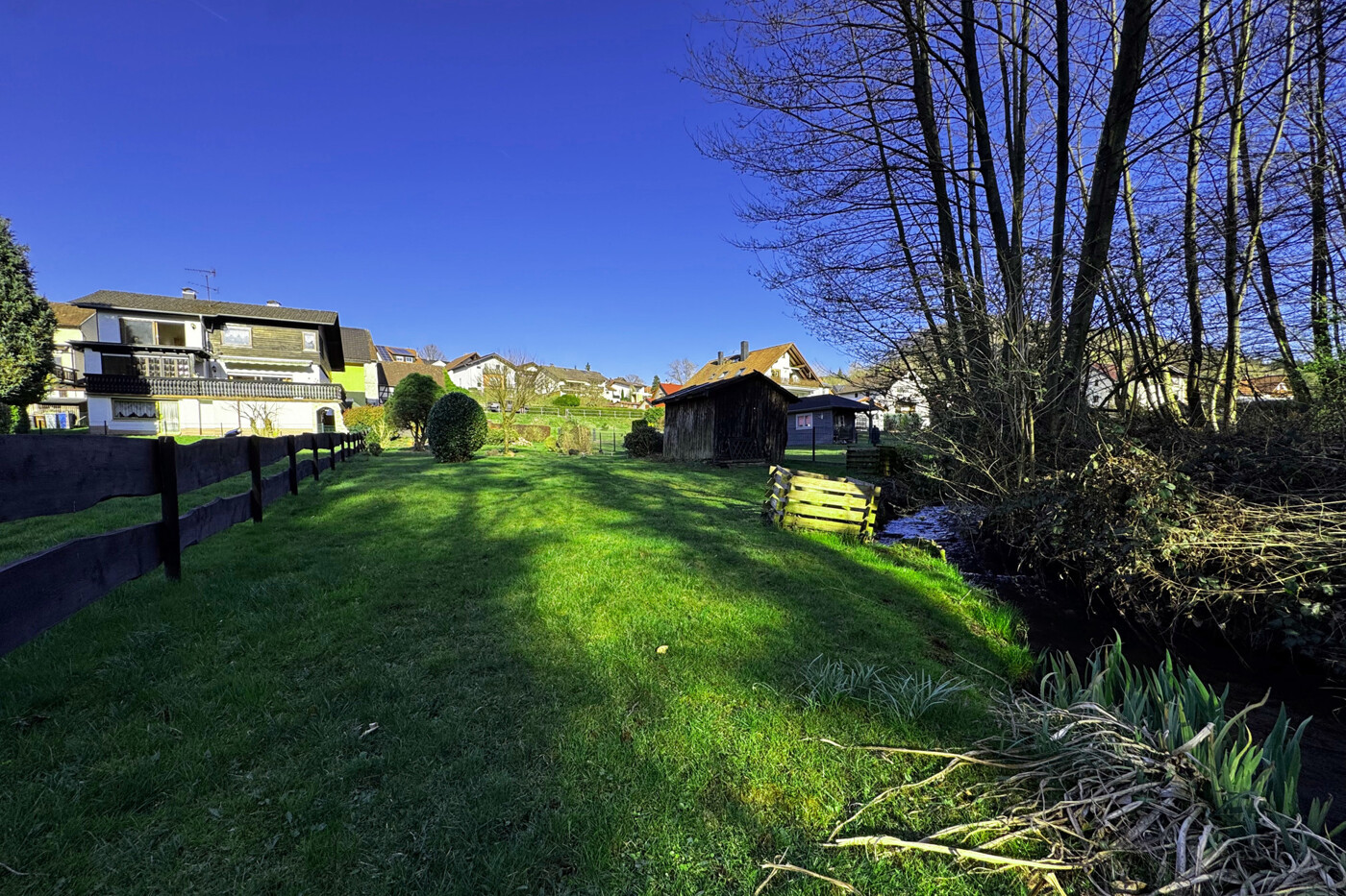 Garten mit Bachlauf