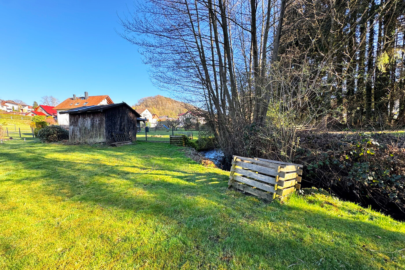 Garten mit Bachlauf