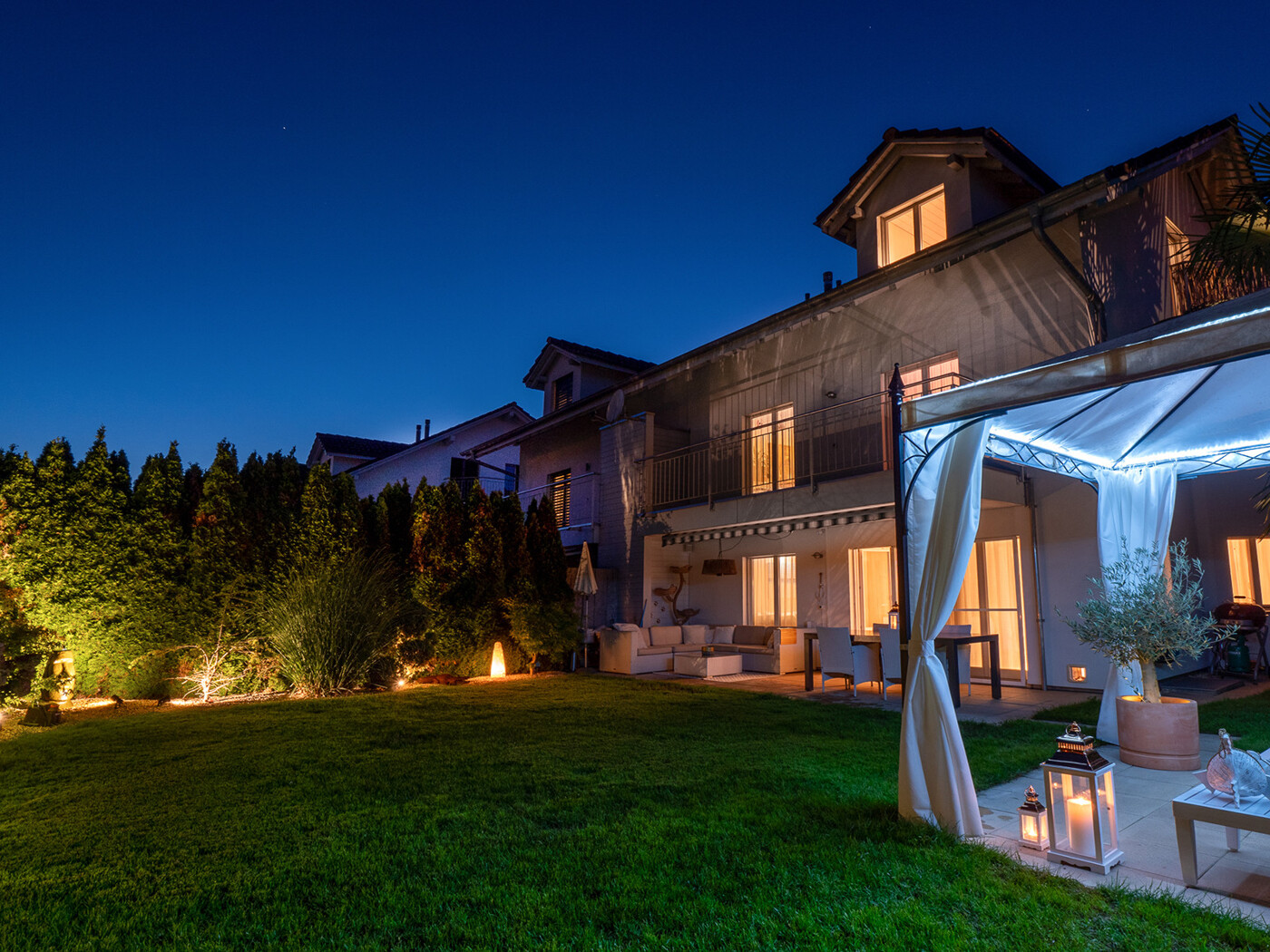 19.517_Abendstunde-Garten_blaue-Stunde_Haus_Zufikon Kopie