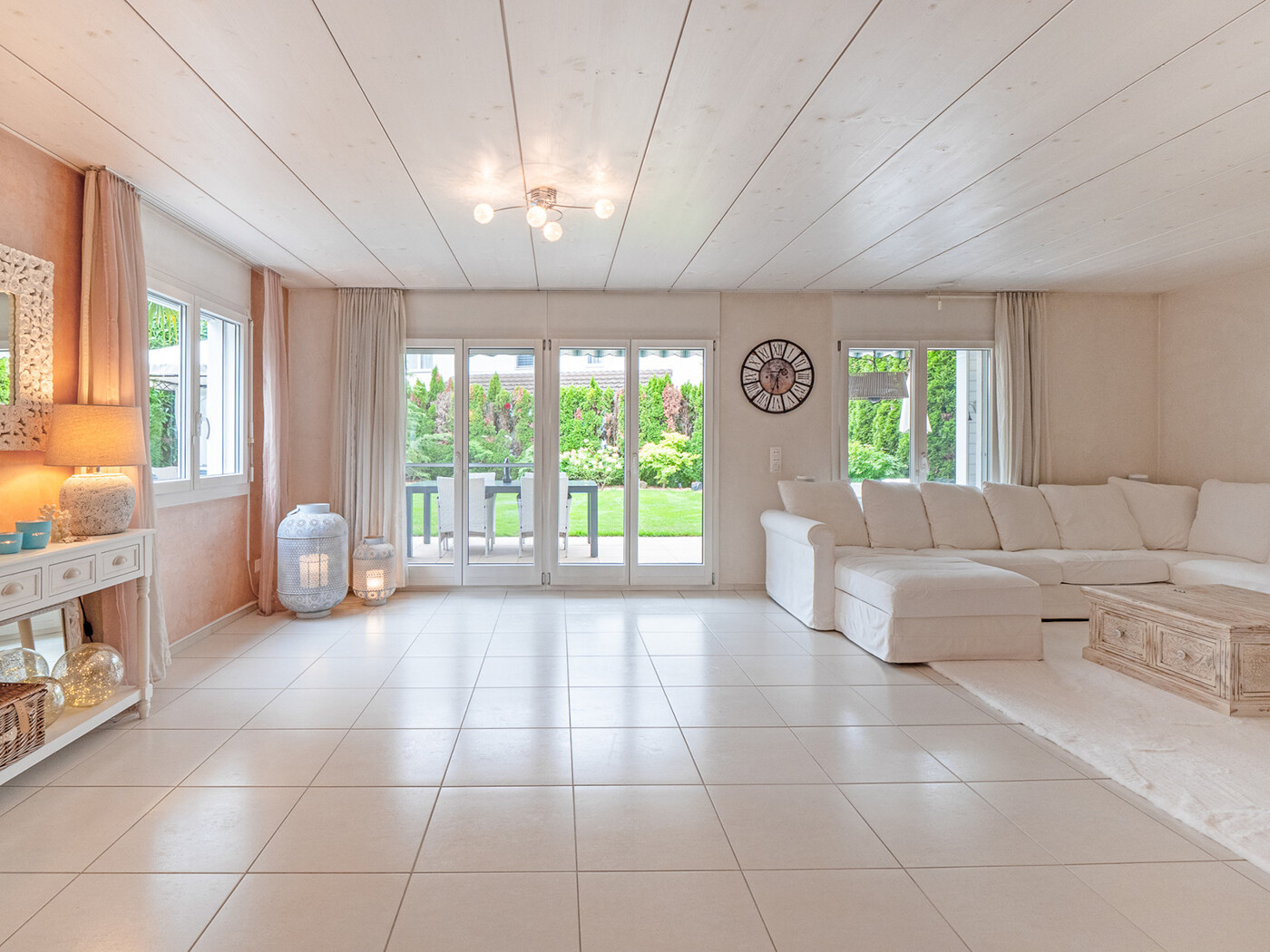 03.154_Wohnzimmer-Gartensicht_Haus_Zufikon