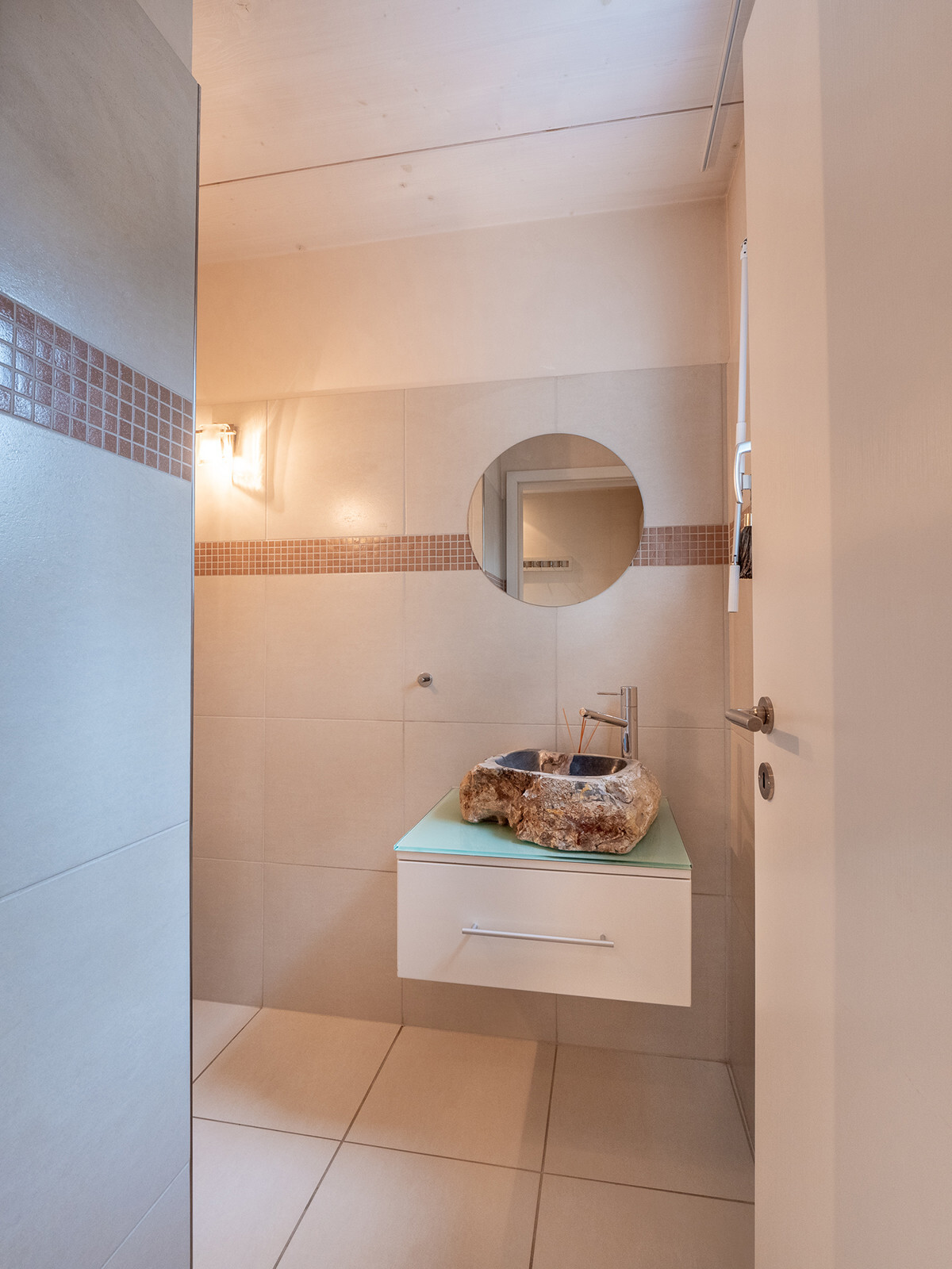 09.244_Gaeste-Bad-Eingang_Haus_Zufikon