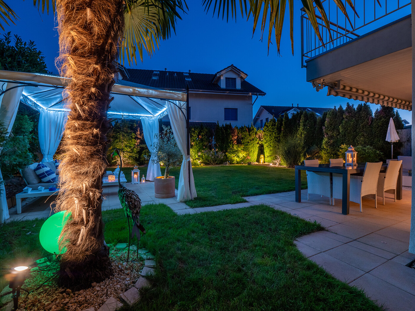 18.503_Abendstunde-Garten-Pavillion_blaue-Stunde_Haus_Zufikon