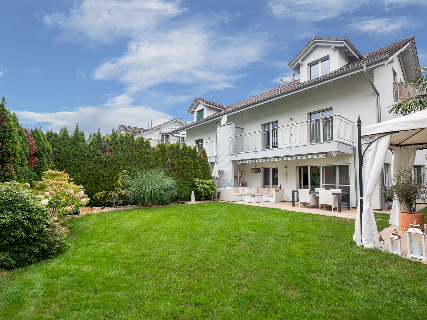 02.445_Aussenansicht_Garten_Haus_Zufikon