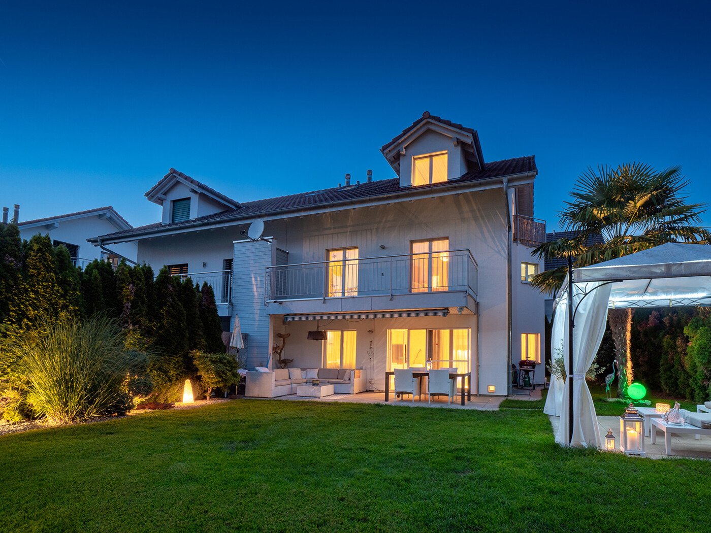 17.492_Abendstunde-Garten-blaue-Stunde_Haus_Zufikon