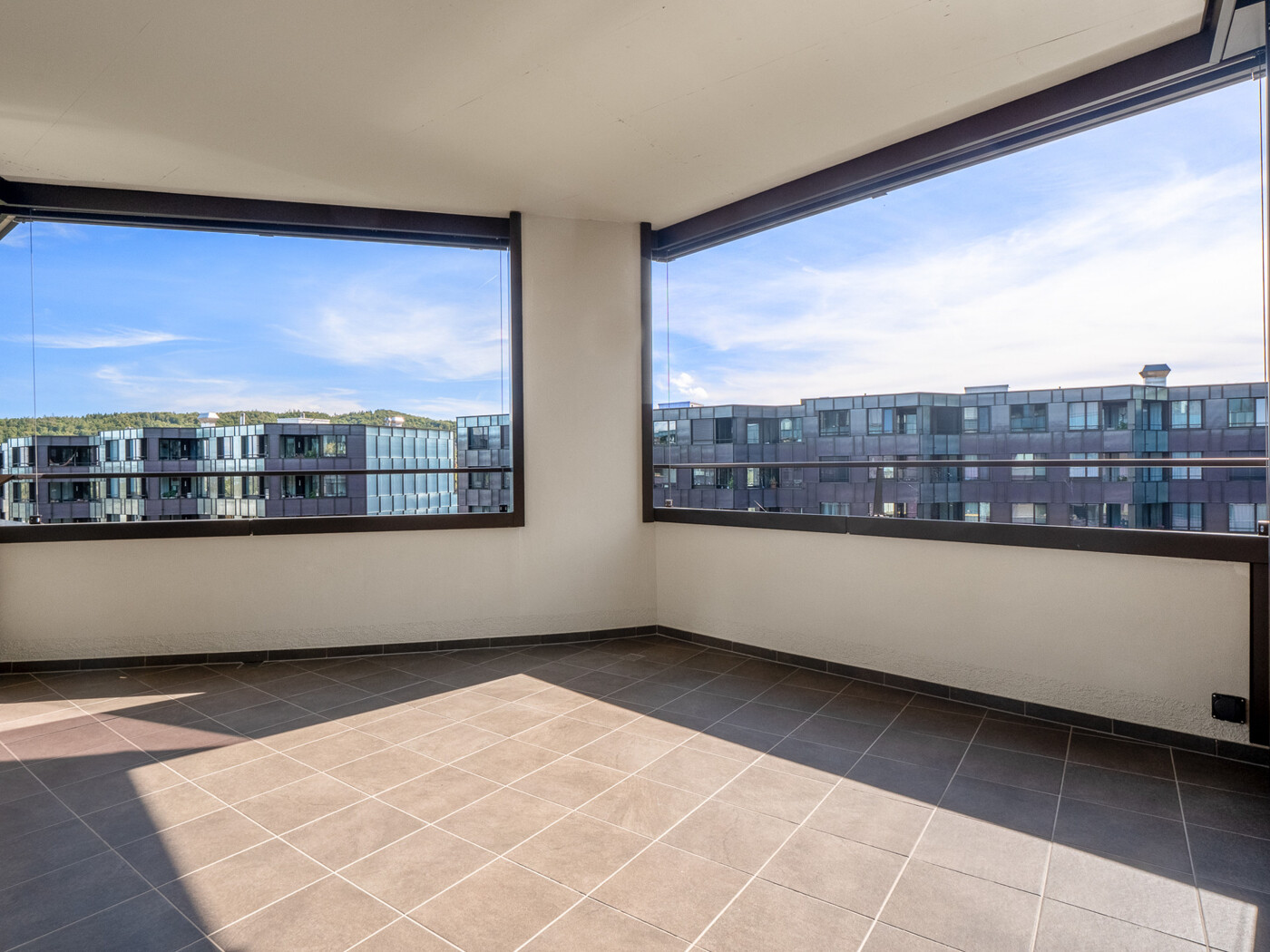 10_114_Aussicht-Balkon_Wohnzimmer-Quartier_Wohnung-Oerlikon