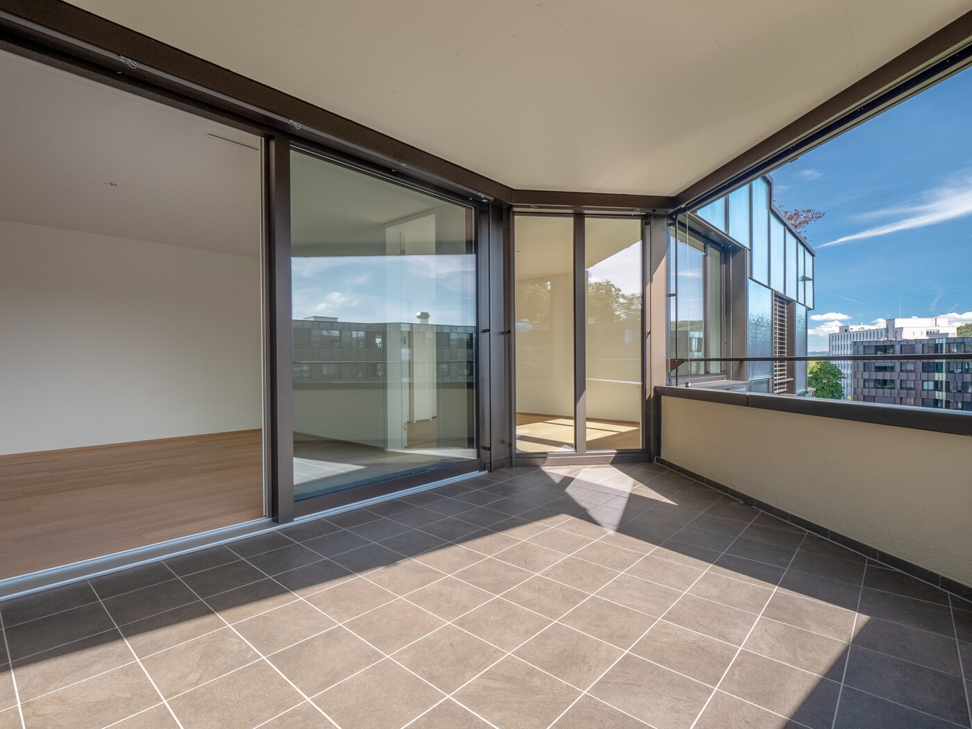 21_124_Balkon-Wohnzimmer_Wohnung-Oerlikon