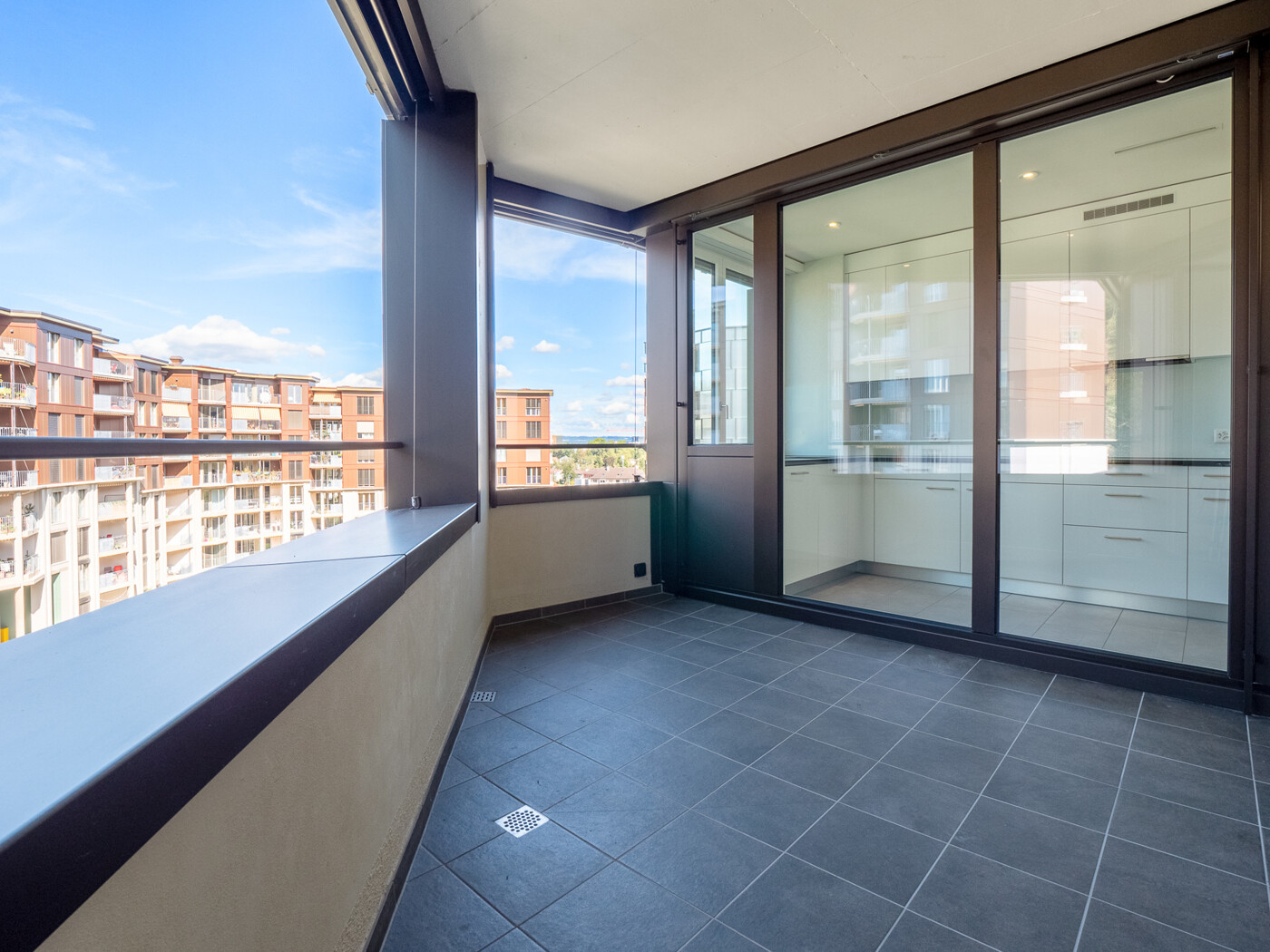 20_099_Balkon-Küche_Wohnung-Oerlikon