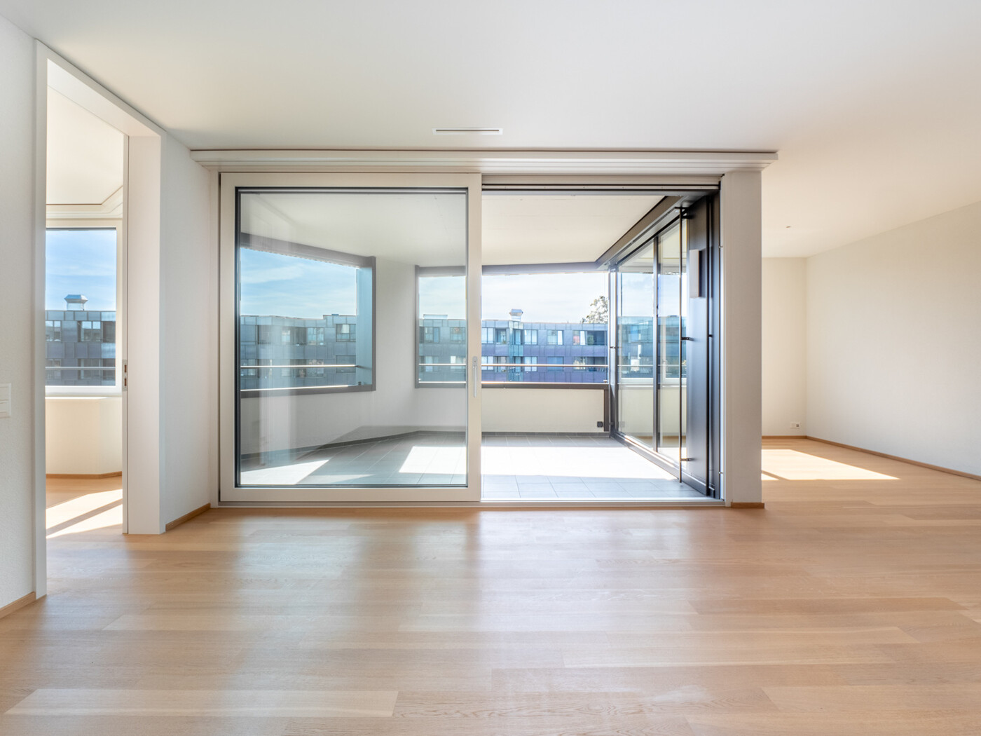 11_863_Wohnzimmer-Balkon_Wohnzimmer-Quartier_Wohnung-Oerlikon