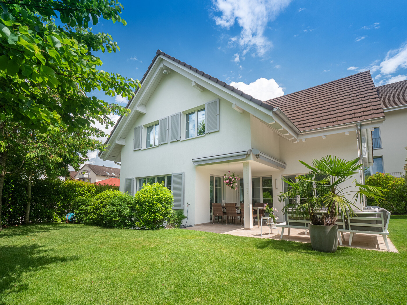 02_883_Garten-Ansicht_Haus-Zufikon