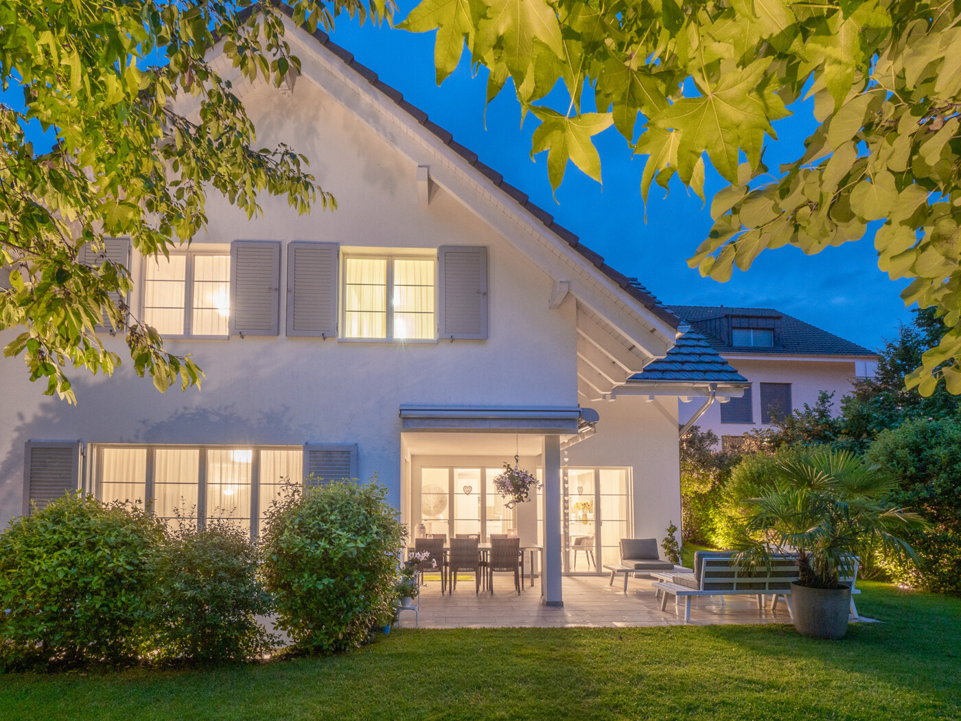 25_07_Aussenansicht-blaue-Stunde_Haus-Zufikon