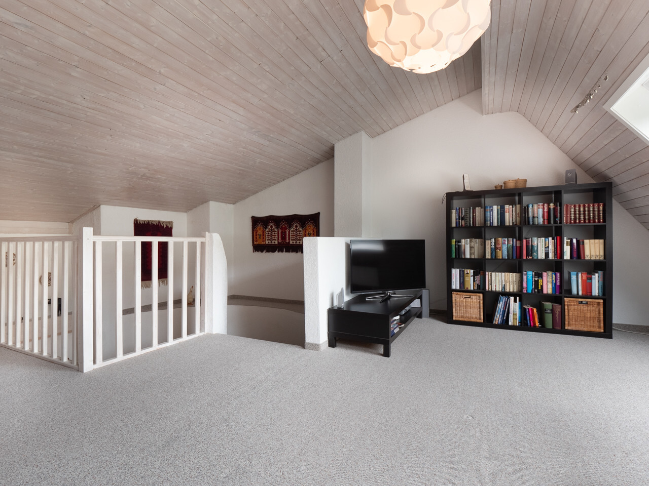 19_058_Dachstock_Büchergestell_Haus_Zufikon