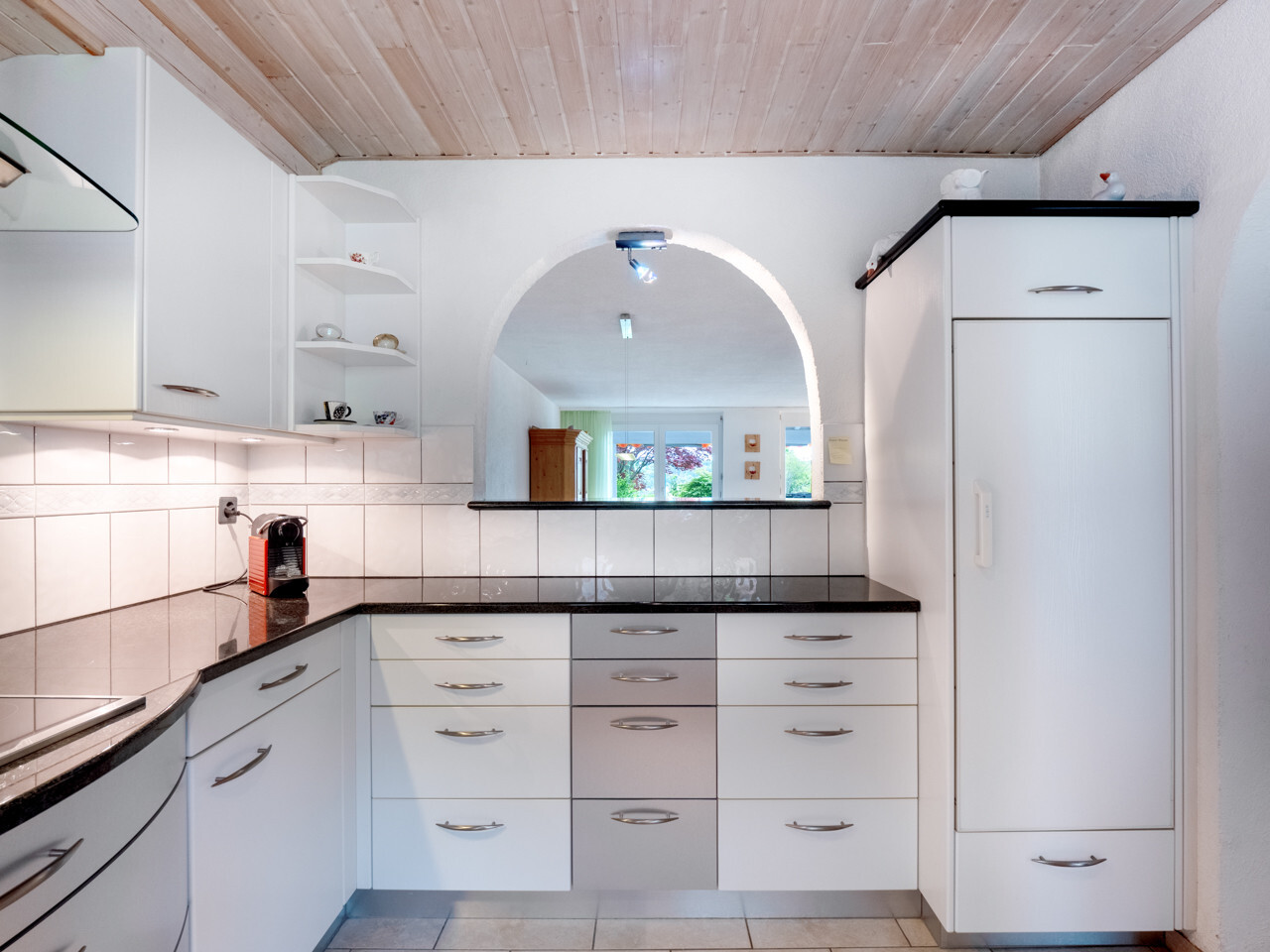 10_852_Küche mit Blick_Essbereich_Haus_Zufikon