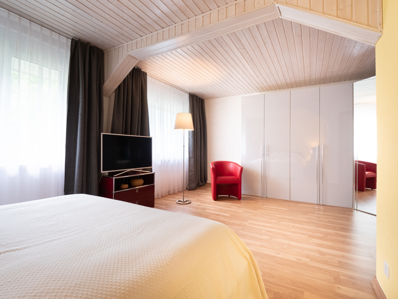 17_033_Schlafzimmer Eltern_Schrank_Haus_Zufikon