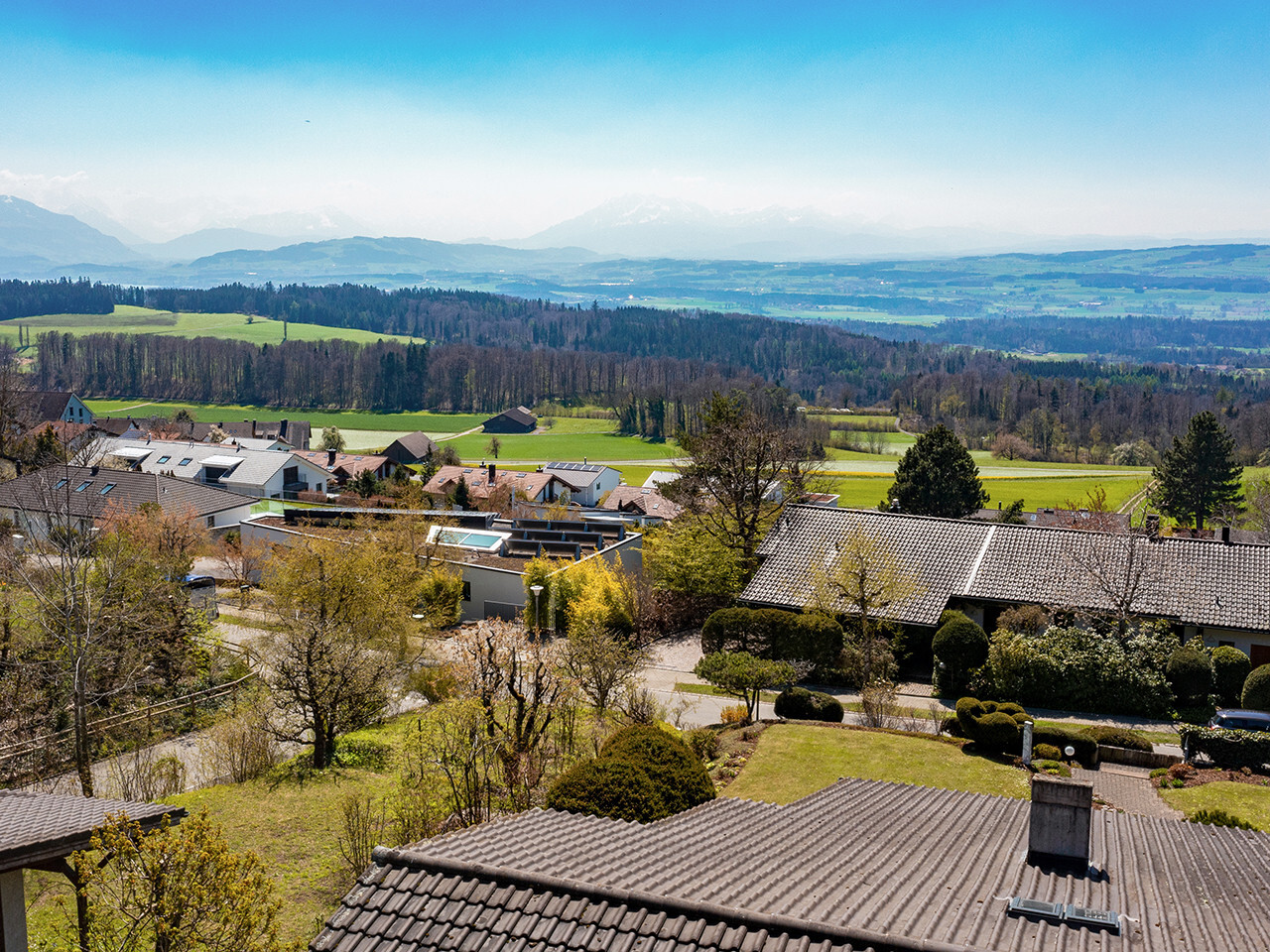 01_303_Aussicht_Drohne_Haus_Aeugst