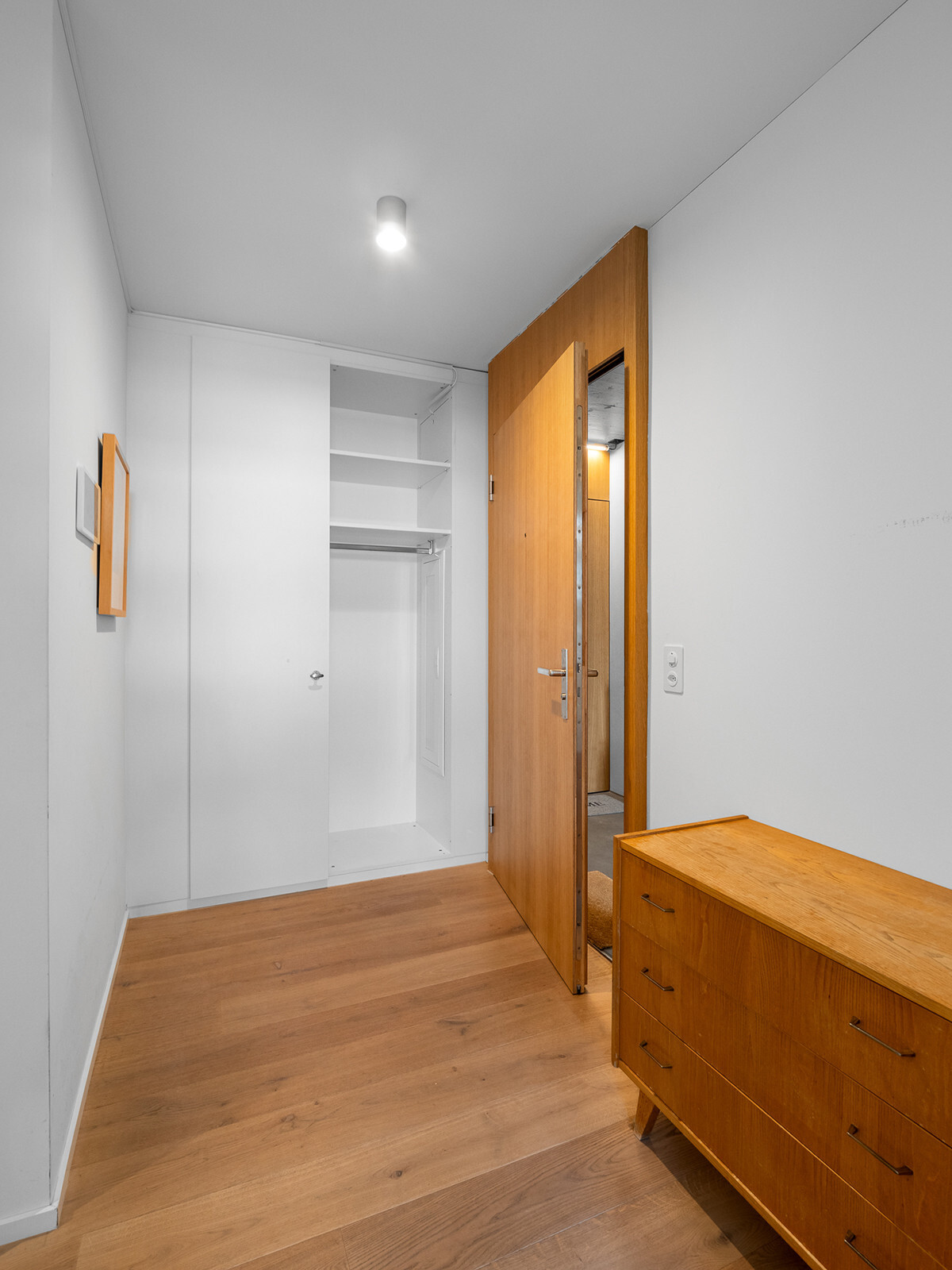 04.886_Eingang_Wohnung_Tuchmacherstrasse_28.08.2024_NSH