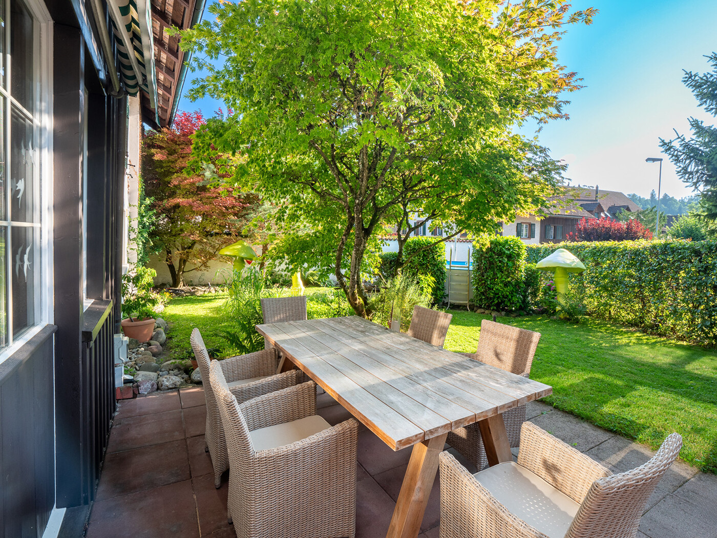 25.355_Garten-Tisch_Haus-Rückseite_Landikon_18.07.2024_NSH