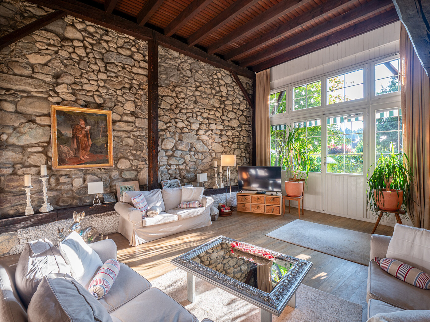 16.376_Wohnzimmer-Steinwand_Haus-Rückseite_Landikon_18.07.2024_NSH