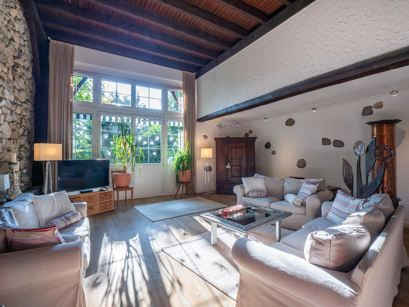 15.364_Wohnzimmer_Haus-Rückseite_Landikon_18.07.2024_NSH