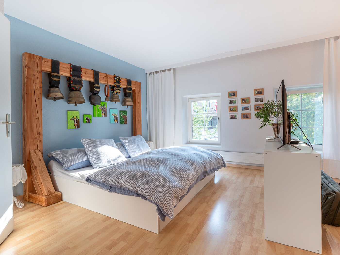 18.412_Eltern-Schlafzimmer_Haus-Rückseite_Landikon_18.07.2024_NSH