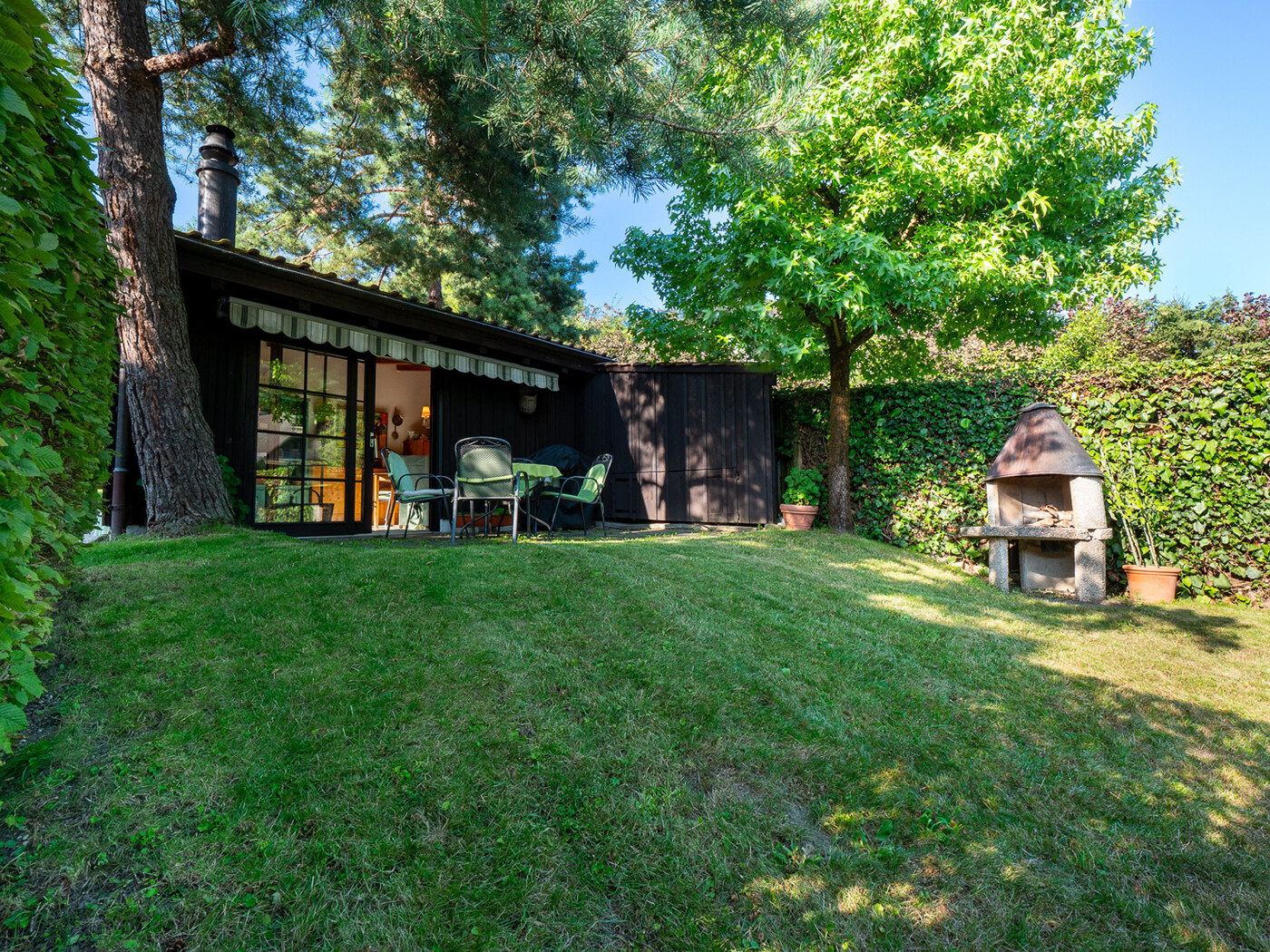 12.304_Sitzplatz mit Garten_Haus_Landikon_18.07.2024_NSH