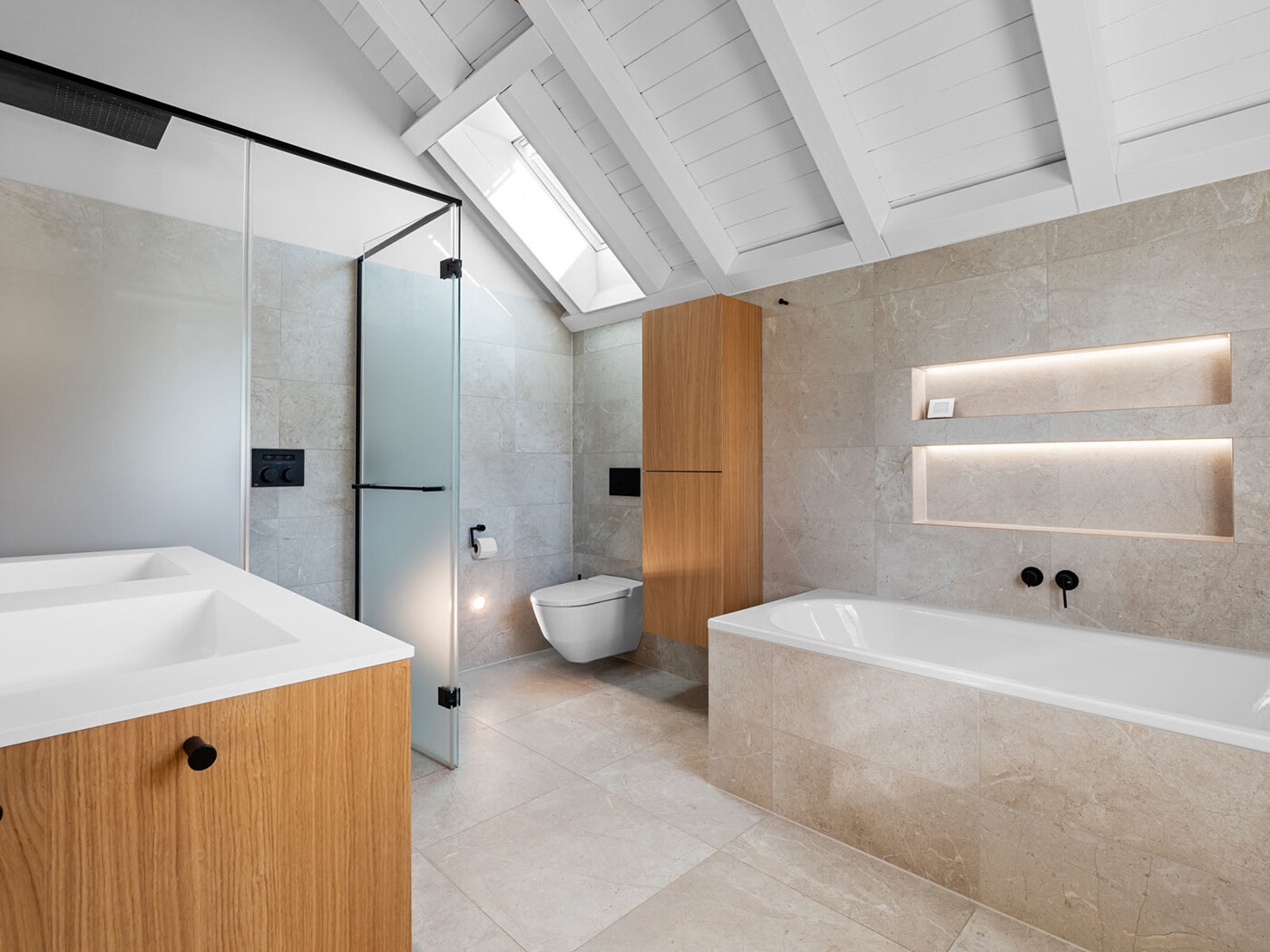 20.245 Badezimmer oben_hinten_Haus_Bergdietikon_28.08.2024-NSH-1