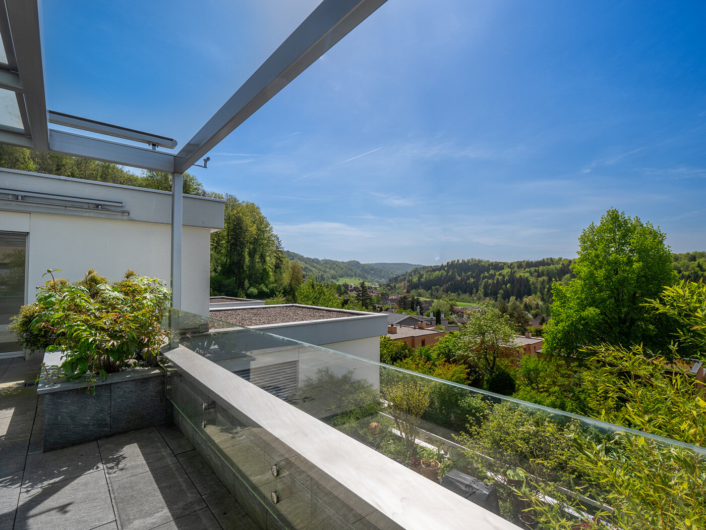 05.520_Terrasse_Aussicht_Wohnung-Stallikon_30.04.2024_NSH