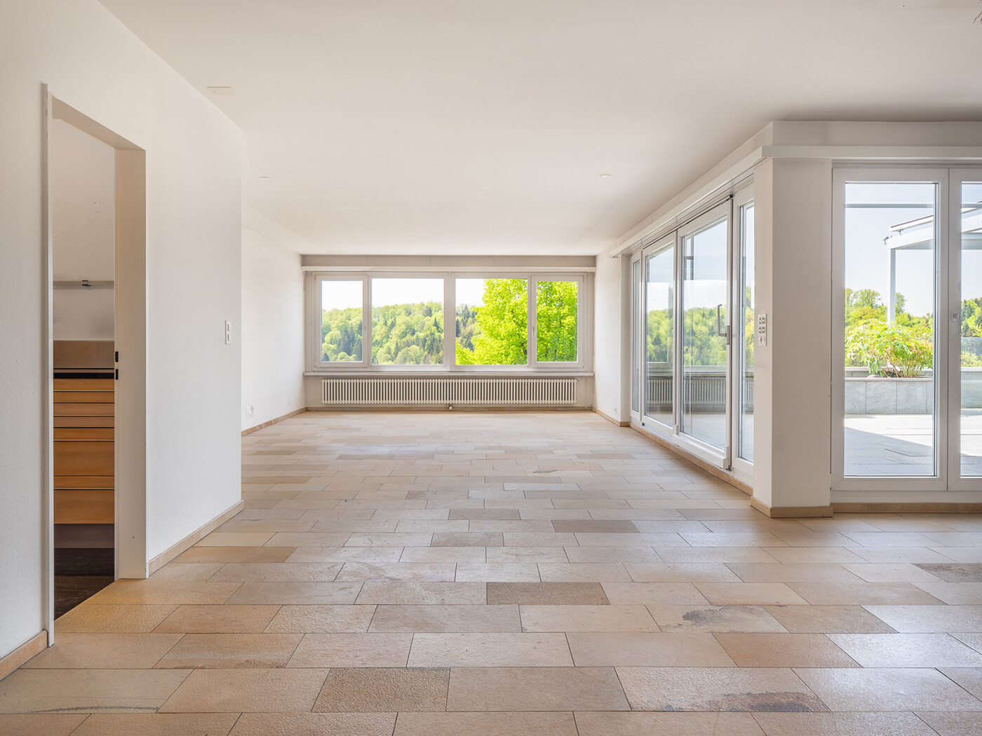 09.421_Wohnbereich-Aussicht_Wohnung-stallikon_30.04.2024_NSH