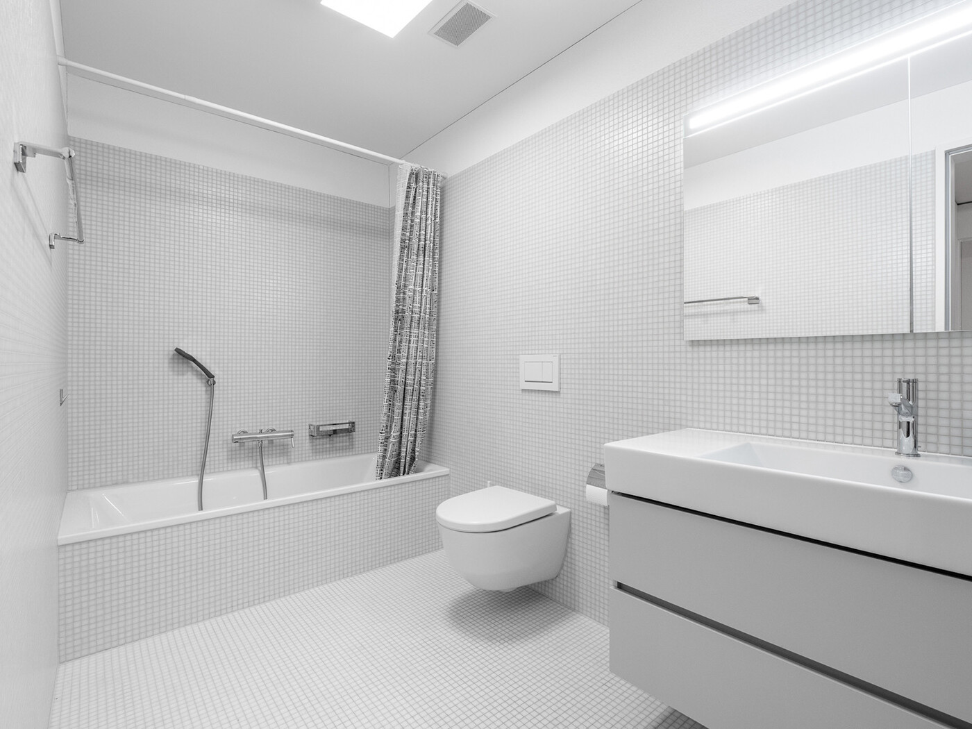 17. 356_Badezimmer-Eltern_Wohnzimmer_Wohnung_Haspelstrasse_Zürich_NSH