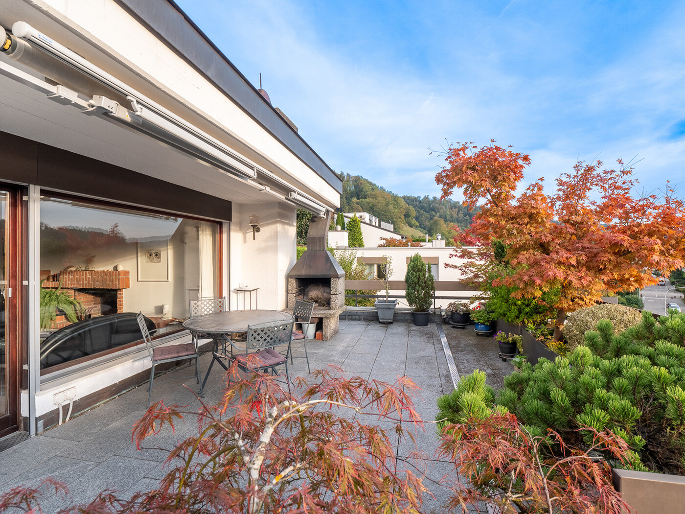 20.093_Sitzplatz-Kamin_NEU_Attikawohnung_Sellenbueren_NSH