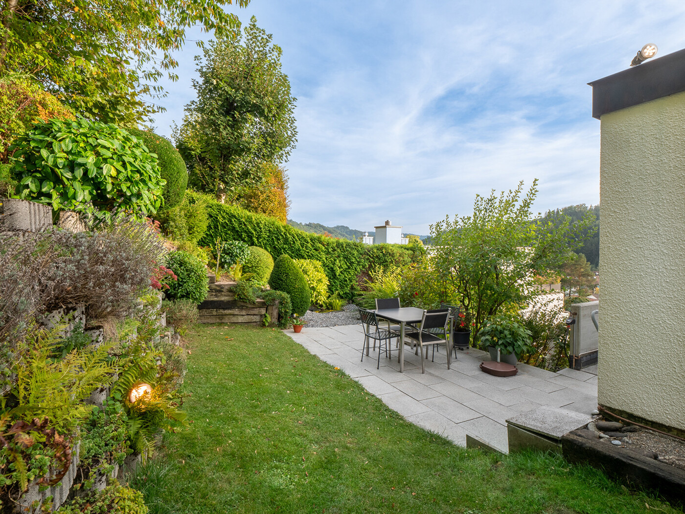 03.066_Gartenbereich_Sitzplatz_Rasen_NEU_Attikawohnung_Sellenbueren_NSH