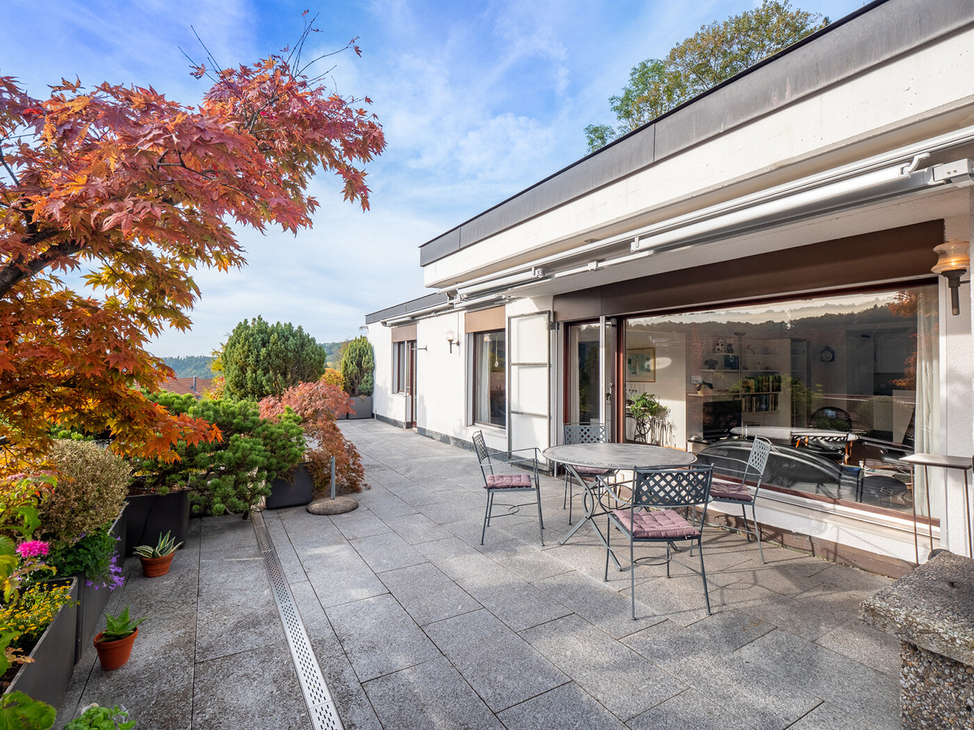 19.954_Sitzplatz-Pflanzen_Attikawohnung_Sellenbueren_NSH