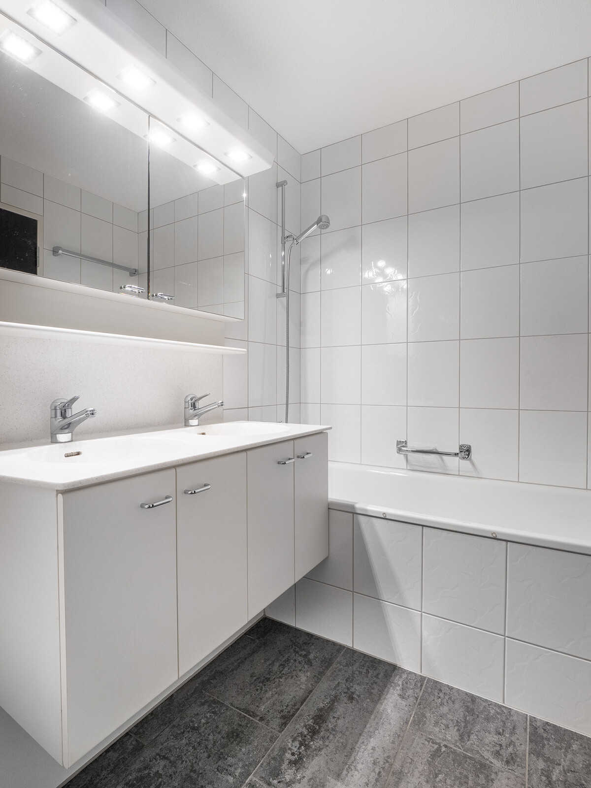 14.149_Badezimmer_Attikawohnung_Sellenbueren_NSH