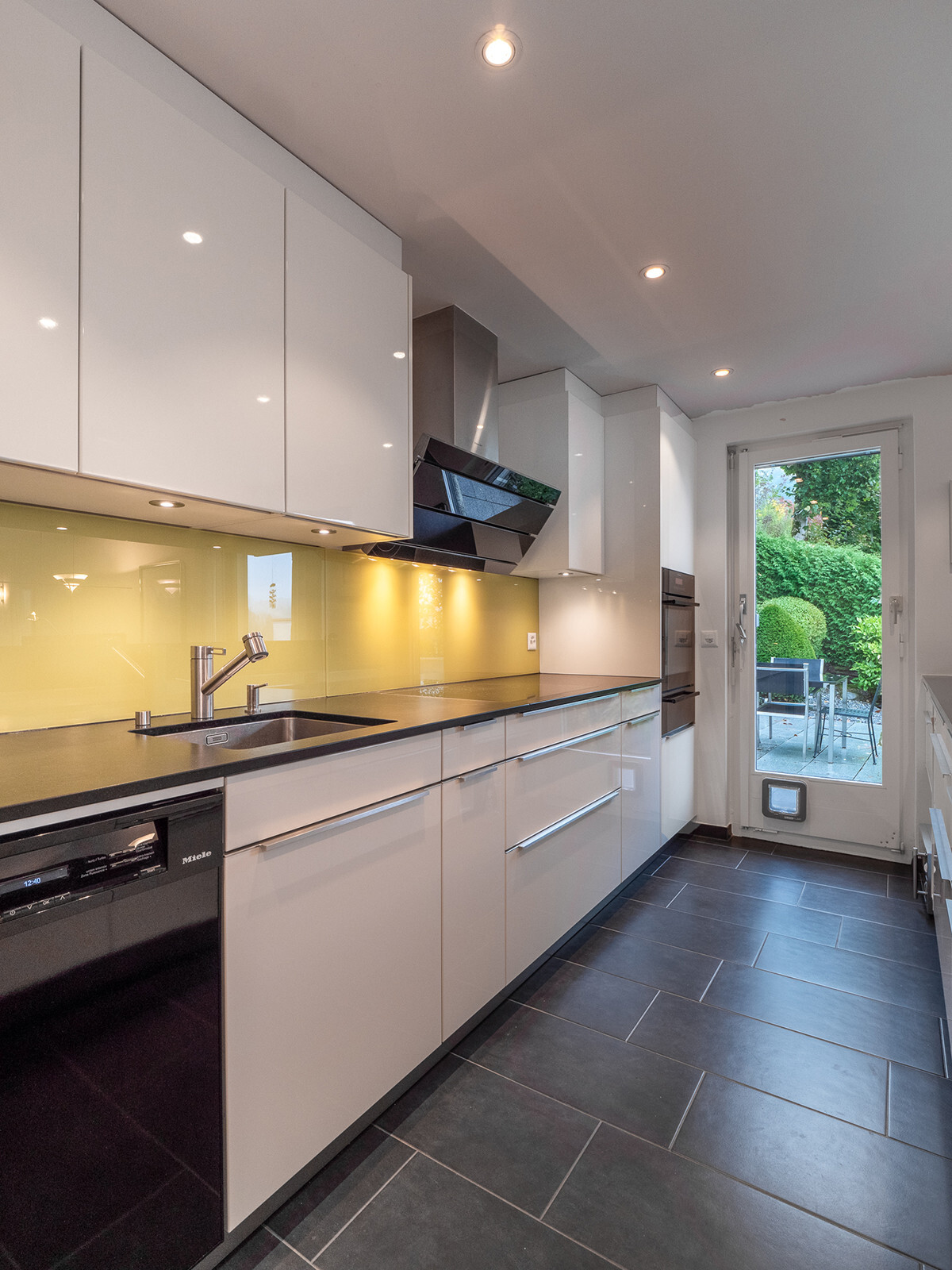 08.065_Kueche-hoch_Attikawohnung_Sellenbueren_NSH