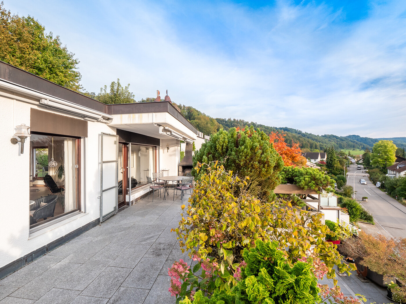 18.105_Sitzplatz-Aussicht_Attikawohnung_Sellenbueren_NSH